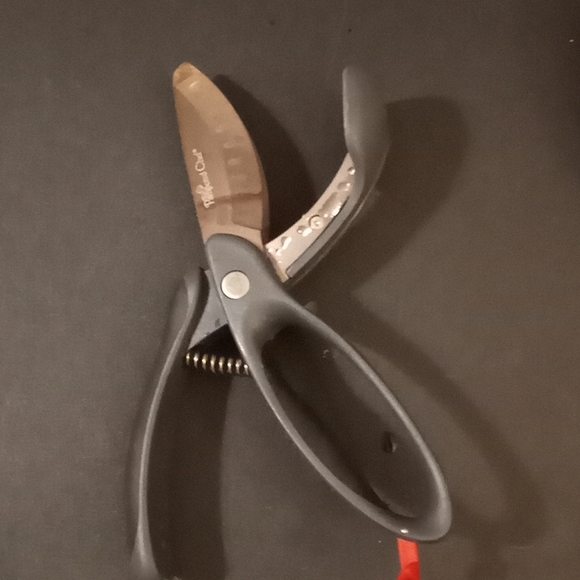 Pampered Chef salad chopper - Picture 3 of 6